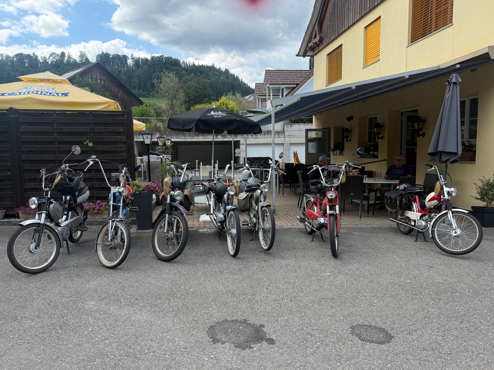 Eine Reihe Töffli parkiert vor dem Gasthaus Löwen in Siglistorf